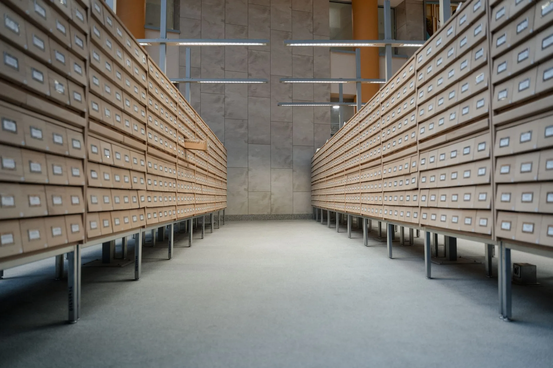 Allées de casiers d'archives étiquetés dans une grande salle de stockage