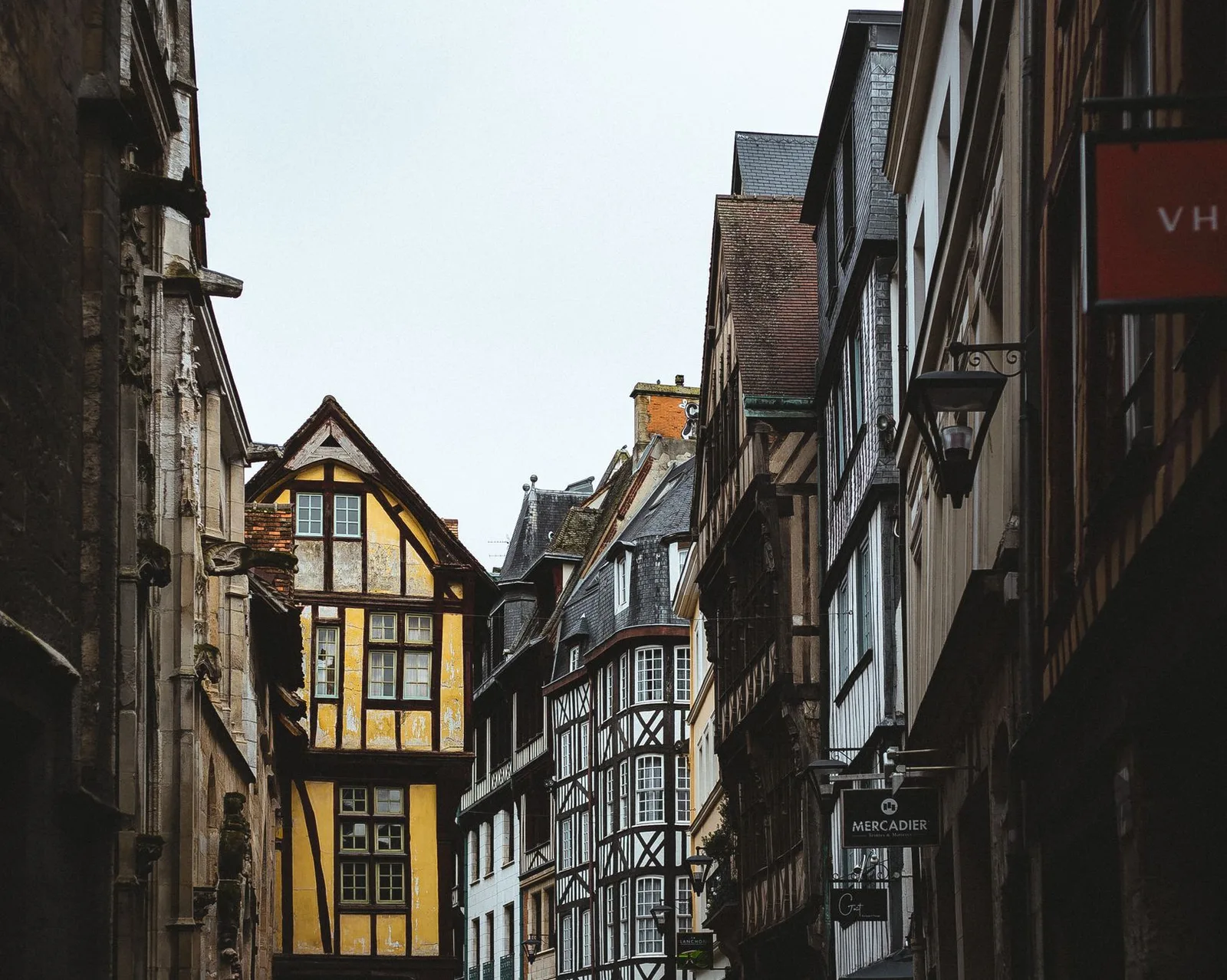 Rue étroite du vieux Rouen bordée de maisons à colombages