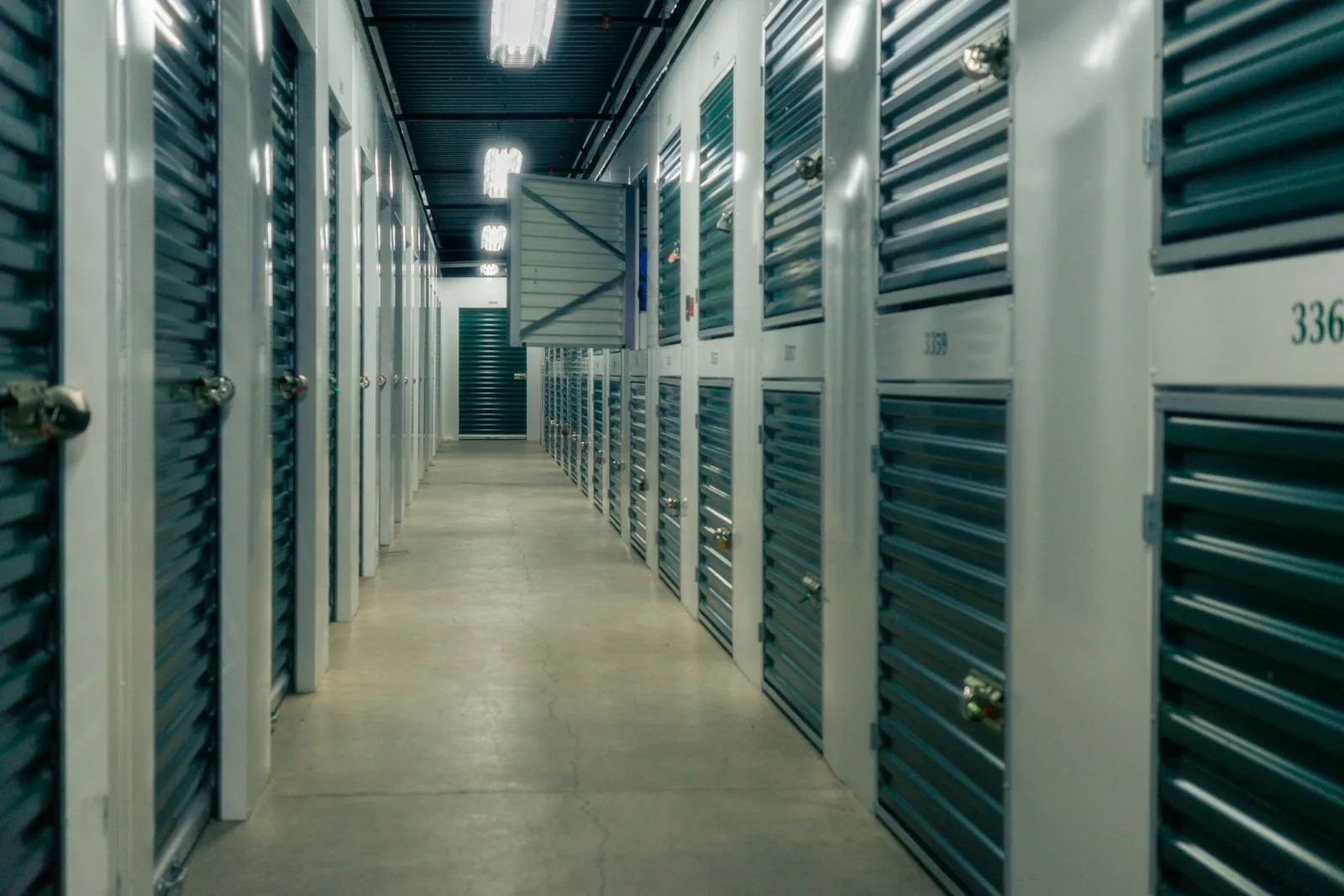Couloir de box de stockage aux portes métalliques fermées par cadenas