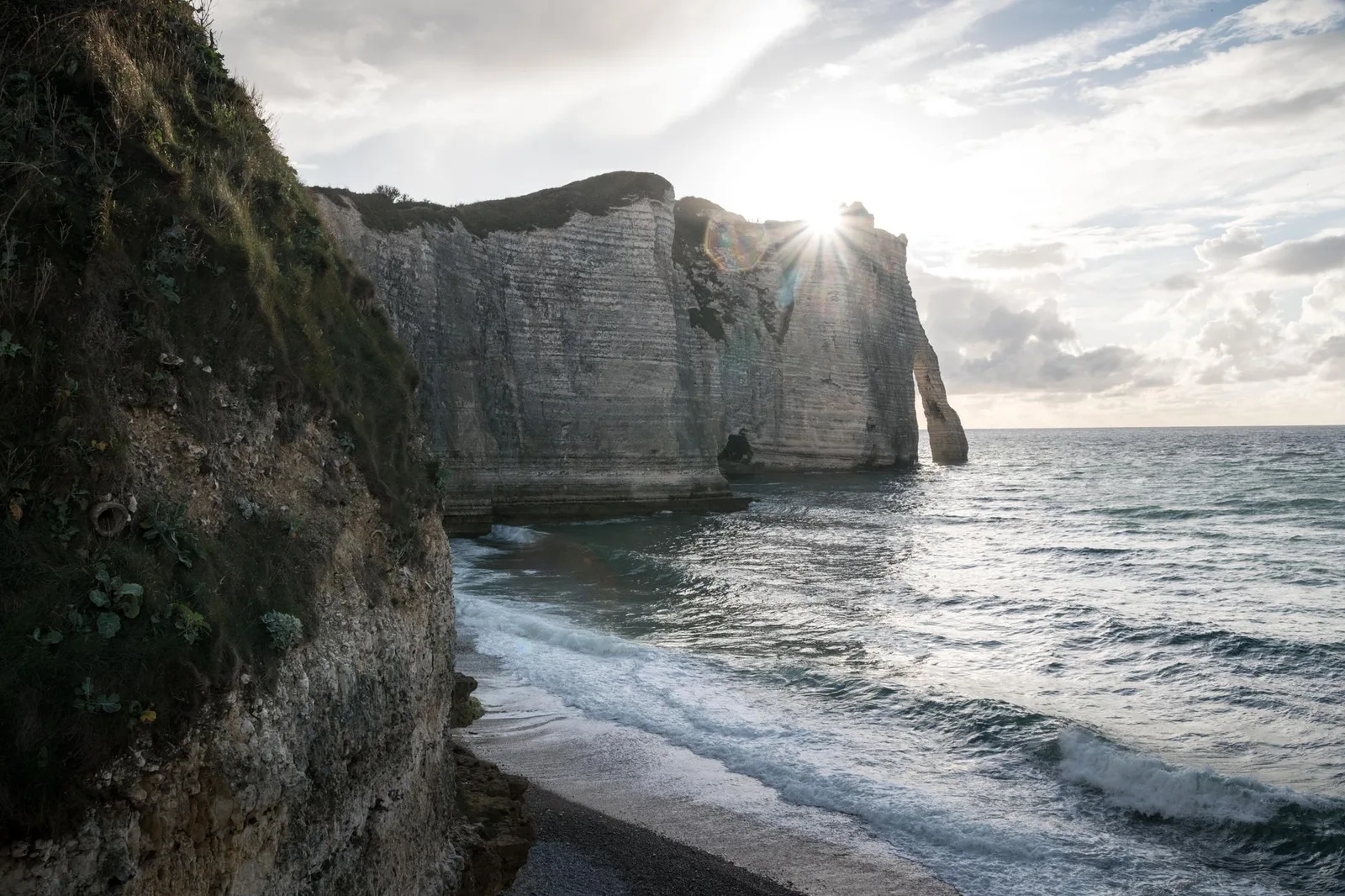 Falaises de craie d'Étretat au bord de la Manche