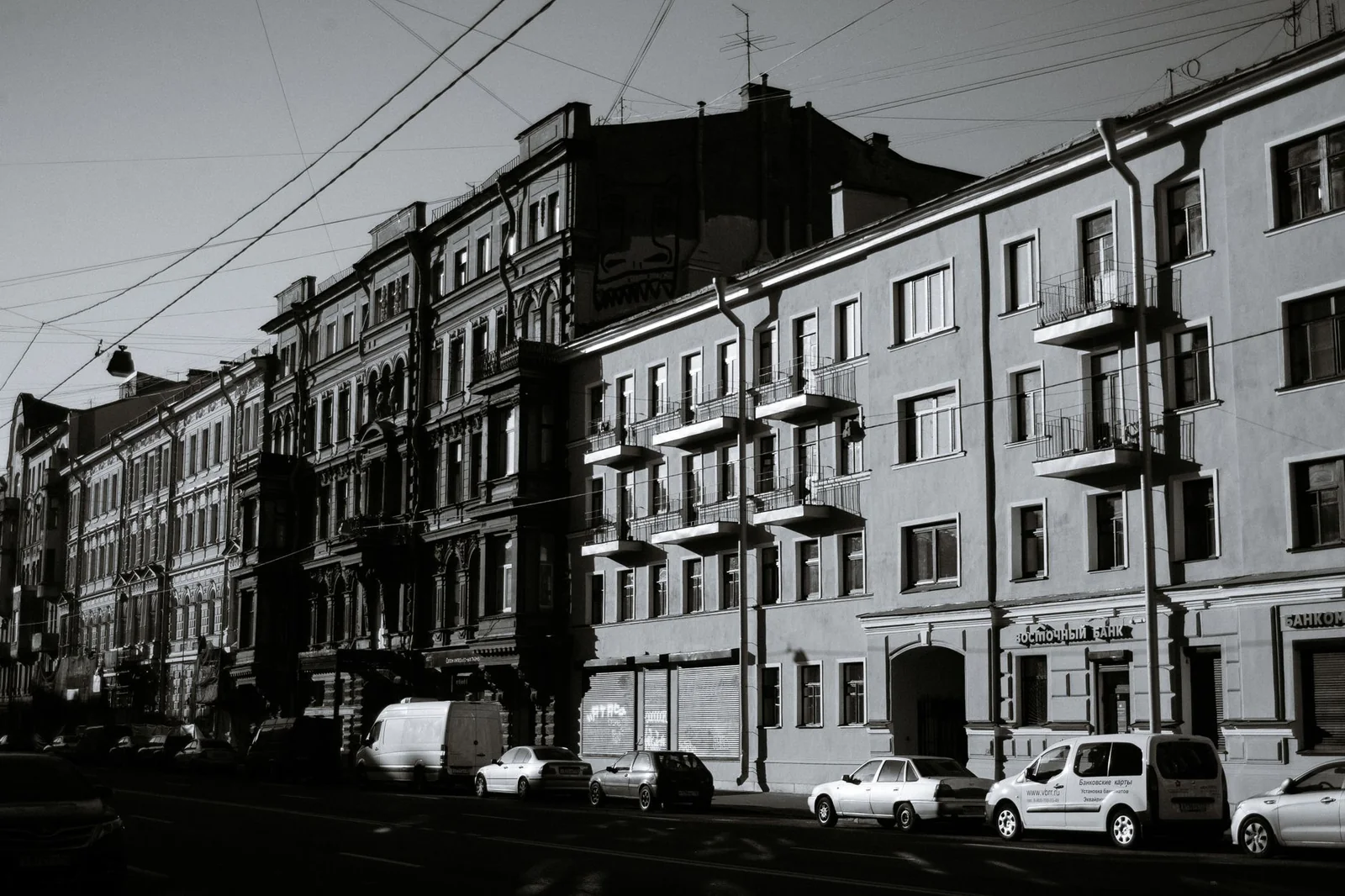 Rue résidentielle de Caen avec stationnement le long des façades